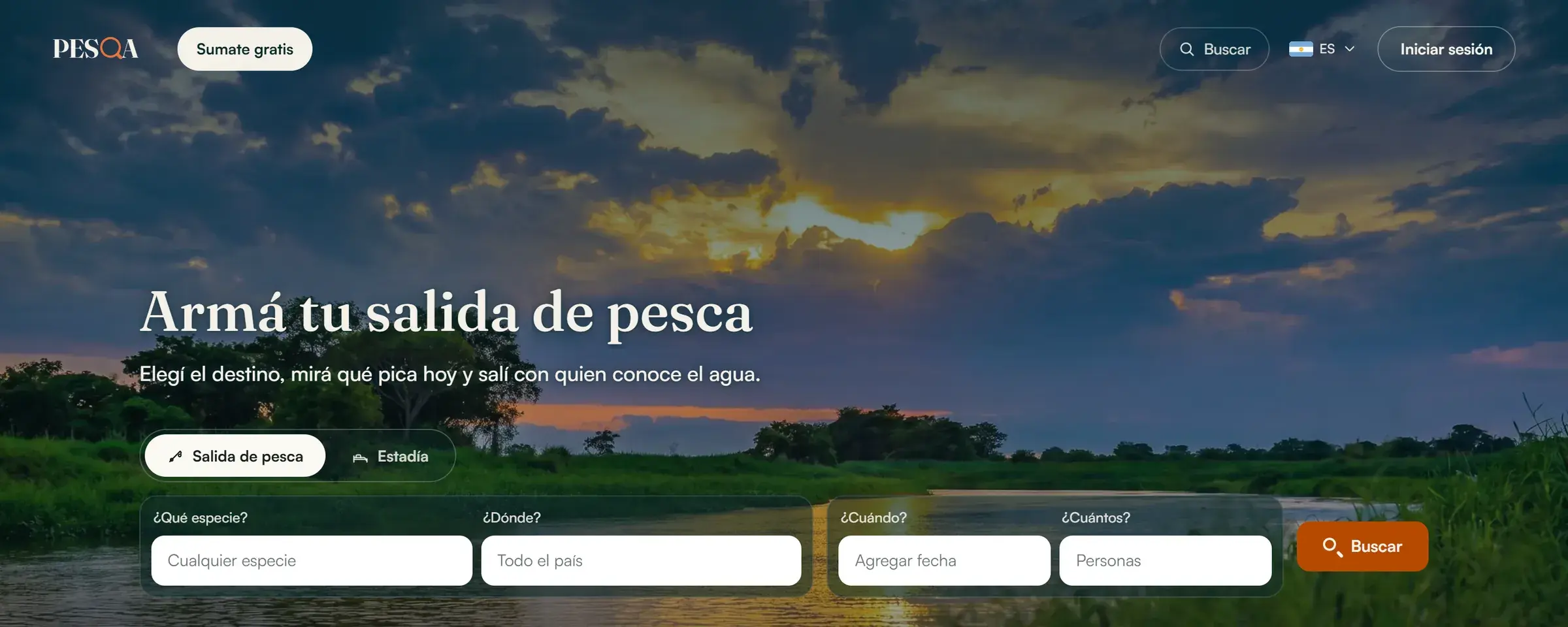 La portada de pesqa.ar en la computadora: “Armá tu salida de pesca” sobre la foto de un río al atardecer, con el buscador de salidas.